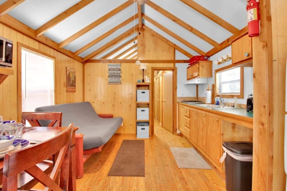Charming Log Cabin In ブルーミントン エクステリア 写真