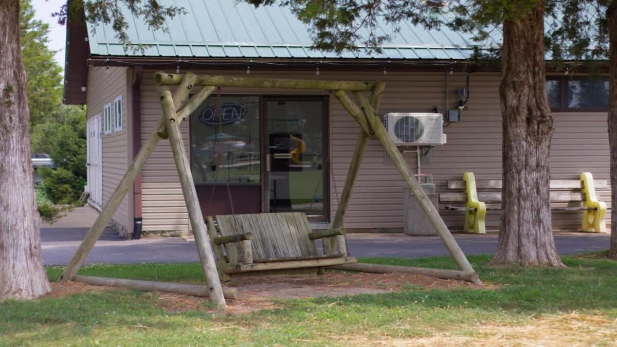 Charming Log Cabin In ブルーミントン エクステリア 写真